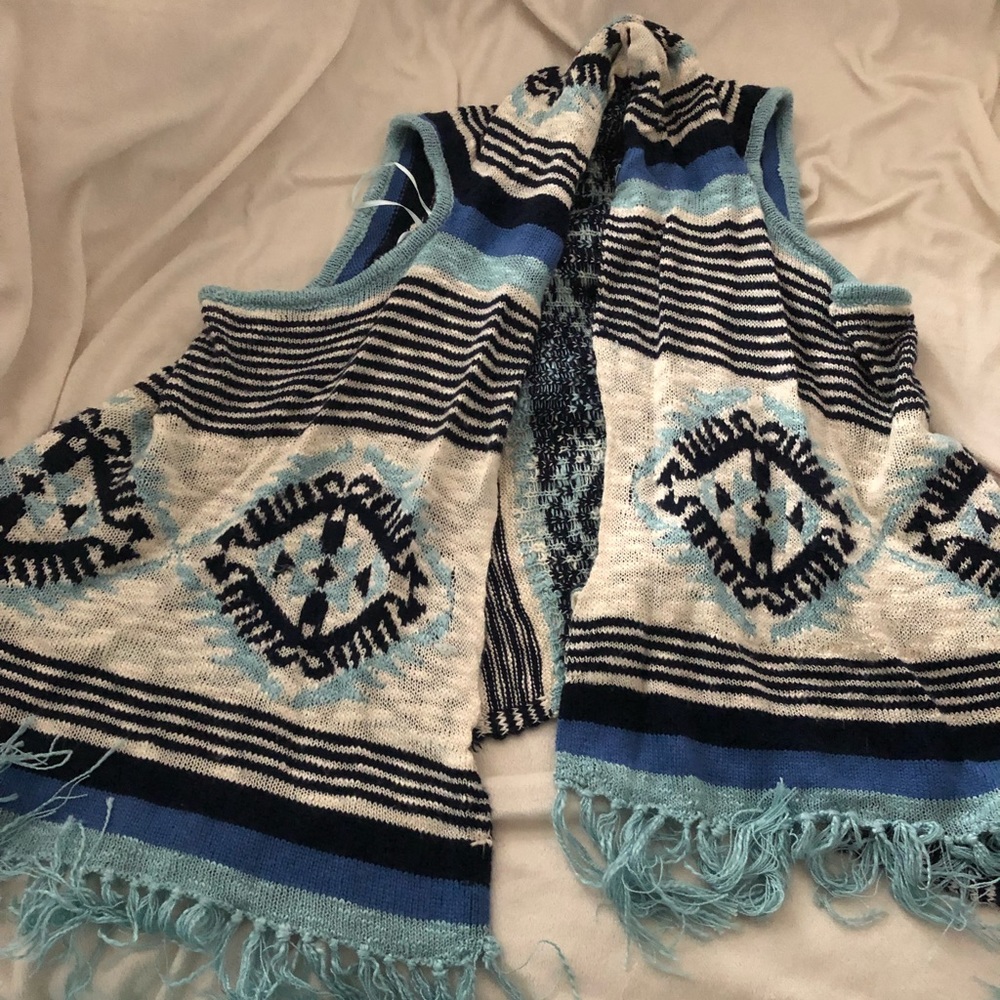 Blue knitted, no sleeved cardigan